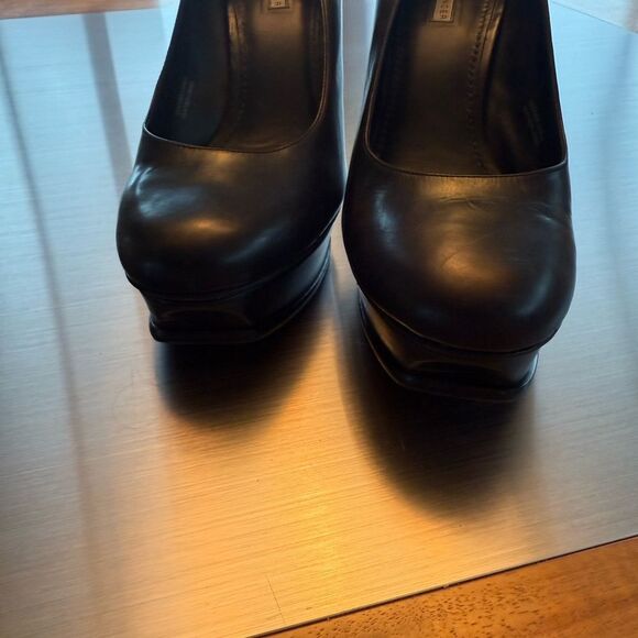 Vera Wang Classic Black Heels - Picture 10 of 11